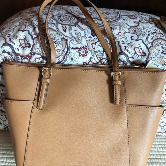 Michael Kors jet set tote-only carried once-price is firm. No dust cloth. - Picture 5 of 7